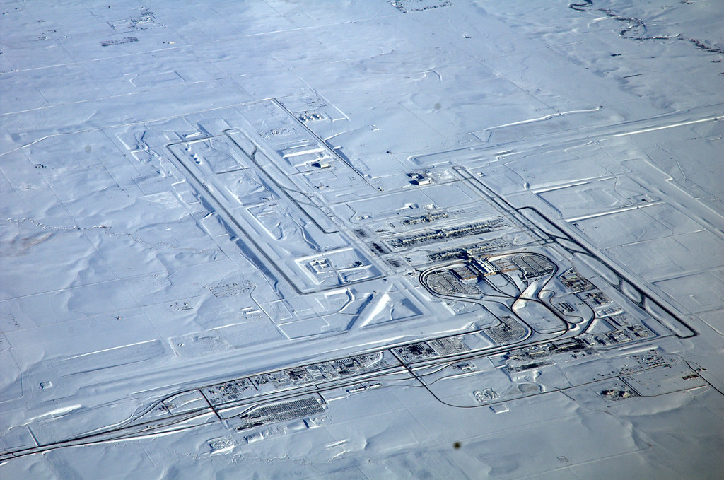 Midwest Blizzard Sparks Massive Flight Disruptions Across US Airports Midwest Blizzard Sparks Massive Flight Disruptions Across US Airports