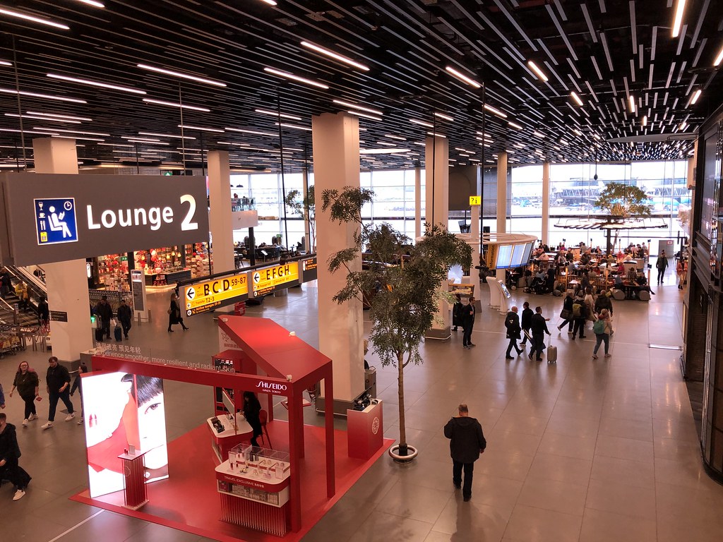Amsterdam Schiphol Sees 27 Flight Cancellations and 265 Delays Affecting Major Airlines Amsterdam Schiphol Sees 27 Flight Cancellations and 265 Delays Affecting Major Airlines