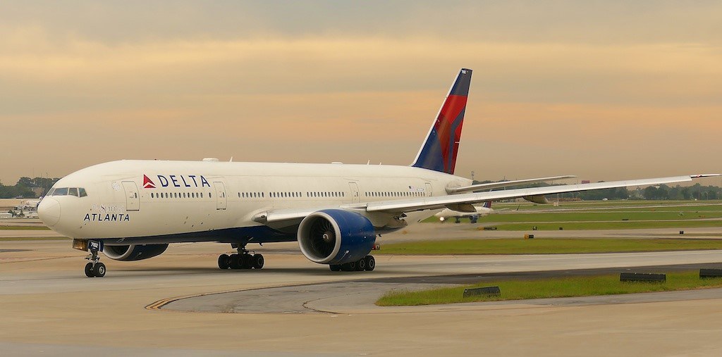 Lightning Strike Forces Emergency Return, Disrupts Transatlantic Flights Lightning Strike Forces Emergency Return, Disrupts Transatlantic Flights