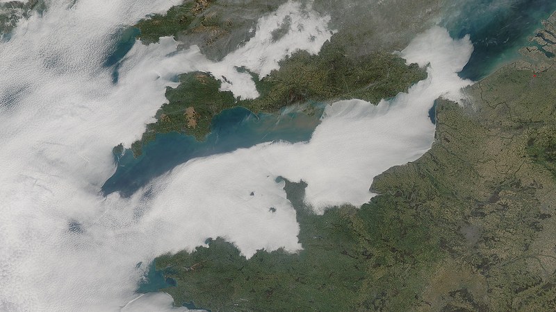 Over 900 Flights Disrupted at Heathrow and Gatwick Due to Thunderstorms Over 900 Flights Disrupted at Heathrow and Gatwick Due to Thunderstorms