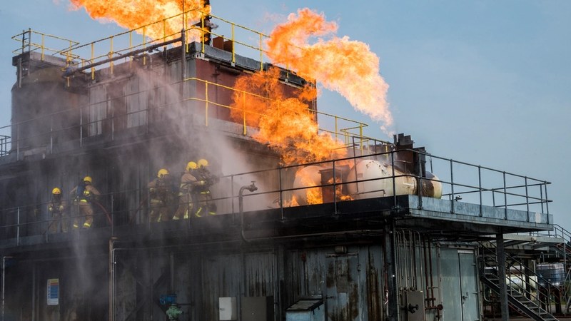 Firefighters Die in Mérignac Fire Near Bordeaux Airport, Delaying Flights Building Fire Near Bordeaux Airport Kills 2 Firefighters, Delays Flights Today