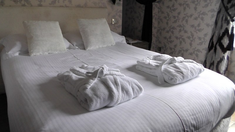 Atour Sells 12 Million Pillows; Huazhu Expands Franchise Model in H1 2026 Leading Hotels Sell 12 Million Pillows, Revamping Profit Models in 2026