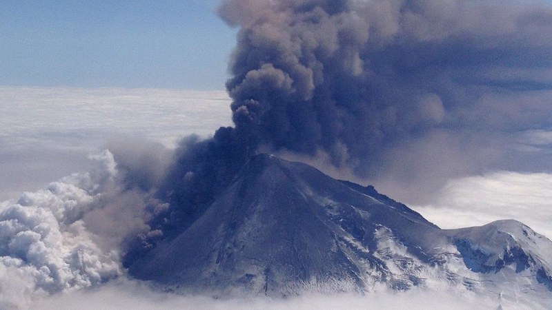 Anak Krakatau Eruption Closes Eight Indonesian Airports, Disrupts 2,300+ Flights Anak Krakatau Eruption Closes Eight Indonesian Airports, Cancelling Hundreds of Flights