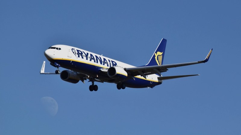 Ryanair Cancels 1,000+ Flights After UK Air Traffic Control Failures Ryanair Cancels More Than 1,000 Flights Due to UK Air Traffic Control Issues